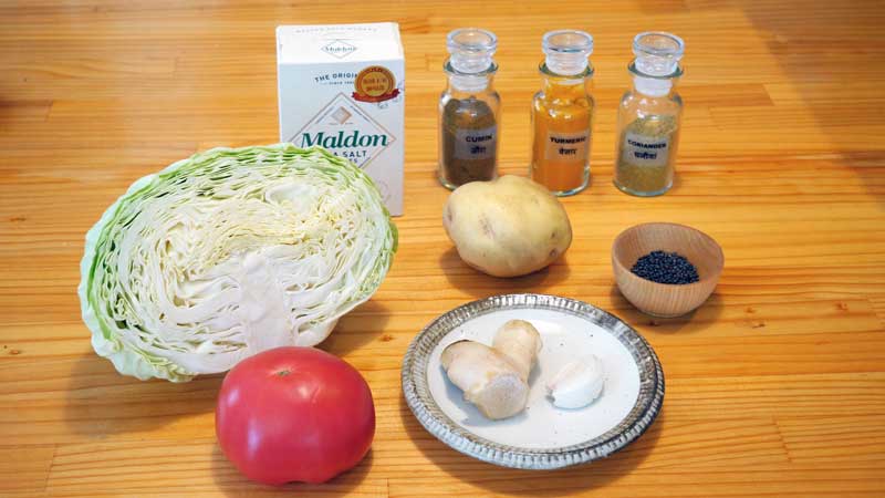 カレーの材料の野菜とスパイスの写真